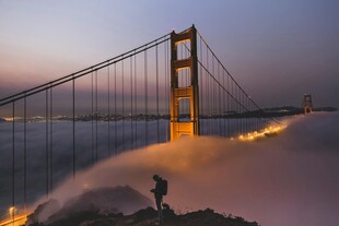 黄昏下的金门大桥与独行者