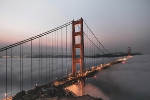 黄昏下的宏伟跨海大桥