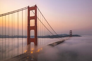 金门大桥在晨雾中壮美景观