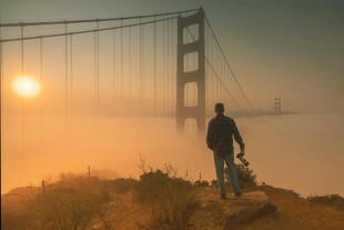 夕阳下桥上独行的身影
