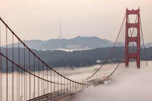 雾中壮观的金门大桥