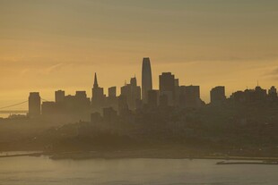 黄昏下的城市天际线剪影