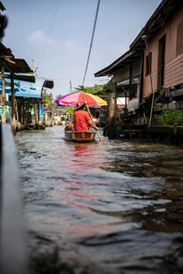 洪水淹没街道 居民撑伞出行