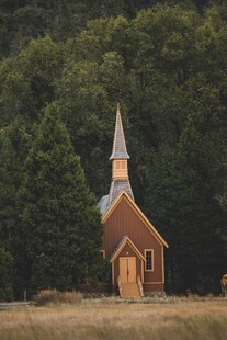 乡村中的古朴尖顶小教堂