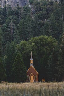 田野中的孤独小教堂