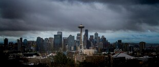 乌云下的城市天际线