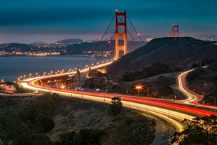 夜幕下的金门大桥车流美景