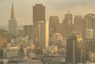 黄昏下的繁华都市天际线