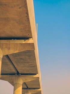 仰视下的桥梁结构