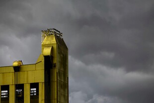 乌云下的黄色建筑