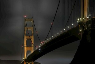 夜幕下的灯火辉煌大桥