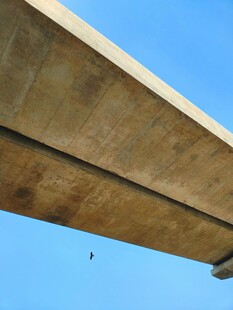 仰视视角下的桥梁底部