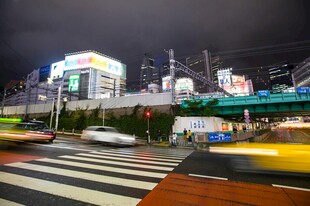 城市夜路口车流光影瞬间