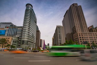 城市街景中的高楼与车辆