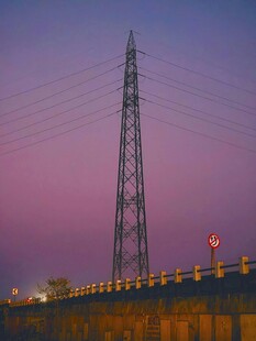 黄昏下的输电塔与桥梁