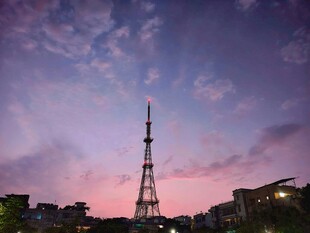 黄昏下的高耸电视发射塔