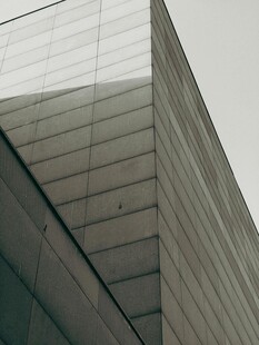 现代建筑独特外观一角