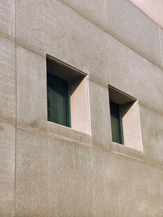 灰色墙面上的三扇小窗