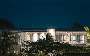 夜晚灯火通明的现代建筑