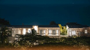 夜晚灯火通明的美丽建筑