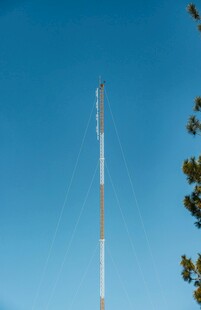 高耸入云的通信信号塔