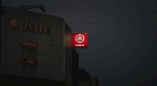 夜晚发光的大众汽车标志