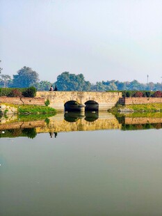 古桥横跨平静水面