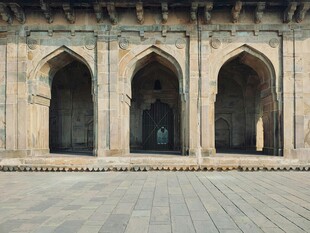 古老建筑的拱形门洞