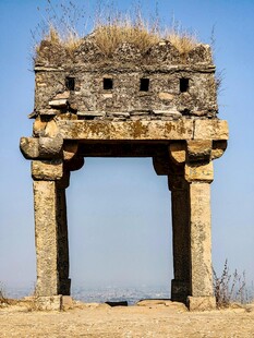 古老石拱门遗迹