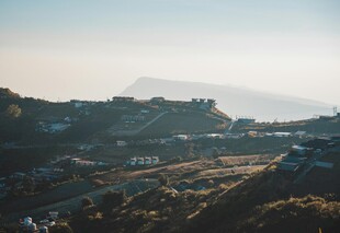 黄昏下的城市与远处山峦