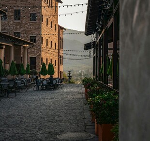 古朴小巷中的静谧户外空间