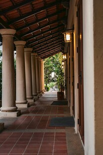 古典柱廊下的静谧通道