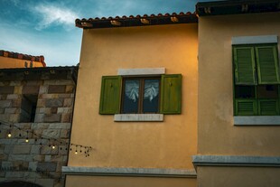 黄色小屋的绿色百叶窗