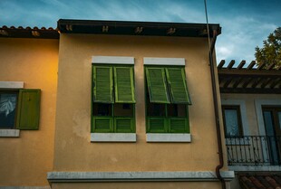 黄色房屋的绿色窗户