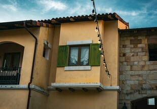 欧式风情黄色小屋外观