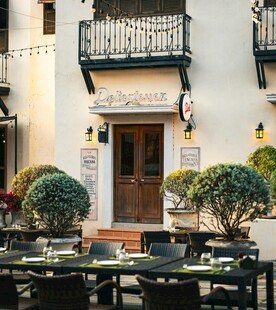 欧式街边精致户外餐厅