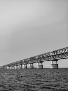 海上长桥横跨波涛