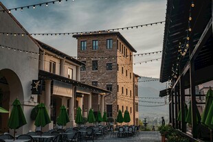 欧式风情街道休闲场景