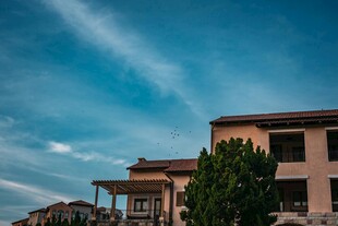 蓝天之下的古朴建筑