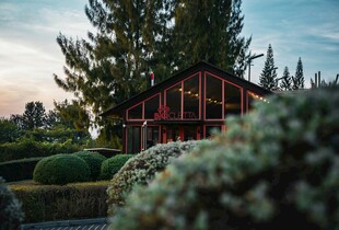 湖畔红顶小屋的静谧风光