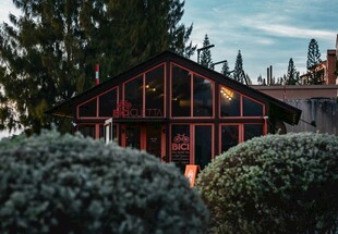 湖畔木屋 自然静谧之景