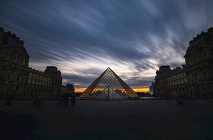 黄昏下的卢浮宫玻璃金字塔