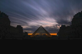 黄昏下的神秘金字塔景观