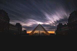 夜幕下的神秘金字塔