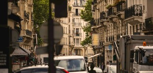 城市街道中的车辆与建筑