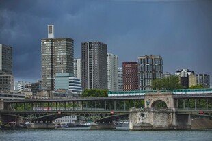 城市河畔桥梁与高楼景观