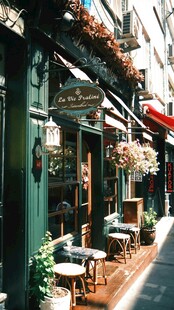 街边雅致的露天咖啡馆