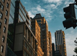 城市高楼与交通信号灯景观