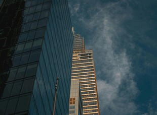 摩天大楼与蓝天相映成趣