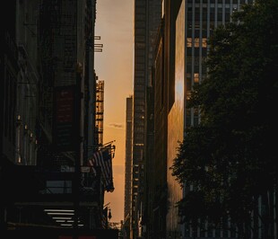 城市黄昏下的高楼街道